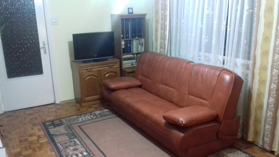 Apartament cu 3 camere semidecomandat, mobilat în Spitalul Județean