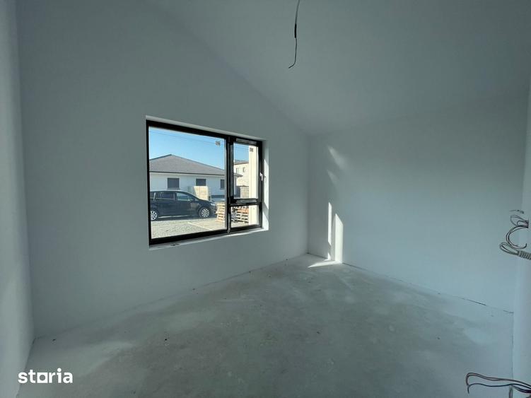 Casă cu 6 camere cu Teren 420 Mp în Ghiroda