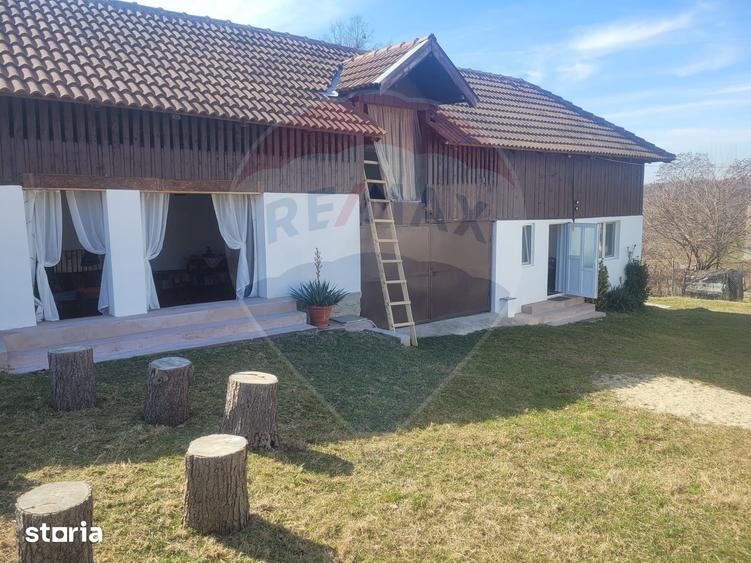 Casă cu 4 camere cu Teren 16499 Mp în Baia de Fier