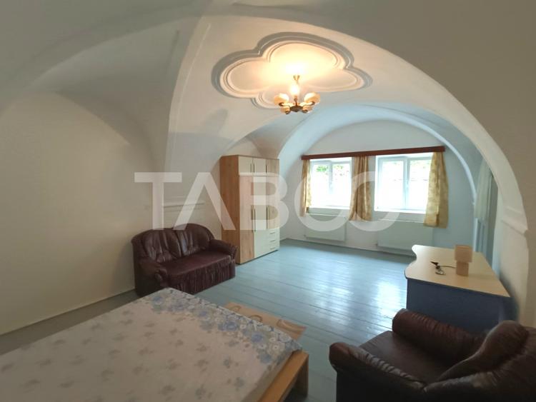 Apartament cu 3 camere semidecomandat, mobilat în Orașul de Jos