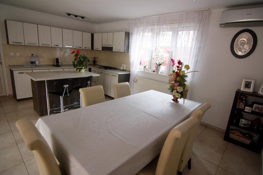 Casă individuală cu 5 camere cu Canalizare în Ultracentral