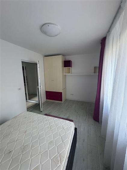 Apartament cu 3 camere semidecomandat, mobilat în Podu Roș