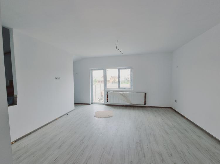 Casă individuală cu 4 camere cu Teren 250 Mp în Central
