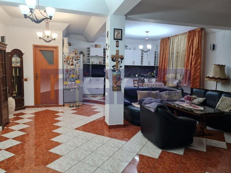 Casă individuală cu 7 camere cu Canalizare în Apărătorii Patriei