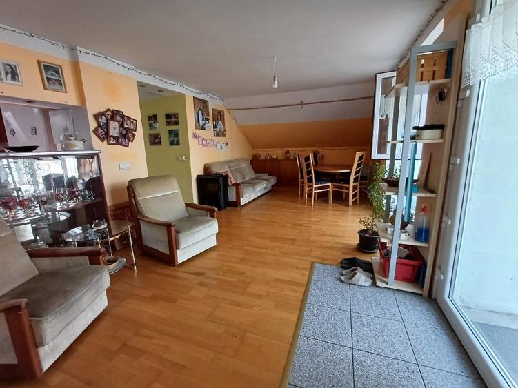 Casă individuală cu 11 camere cu Canalizare în Central