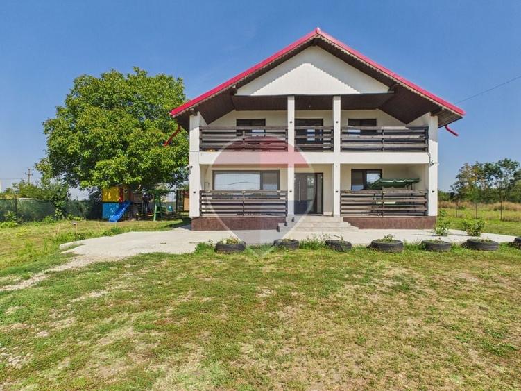 Casă individuală cu 8 camere cu Teren 2220 Mp în Dârza
