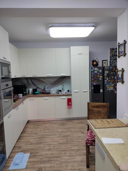 Casă cu 5 camere cu Canalizare în Vatra Luminoasă