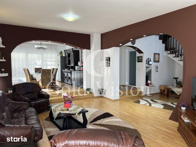 Casă cu 7 camere cu Teren 2000 Mp în Central