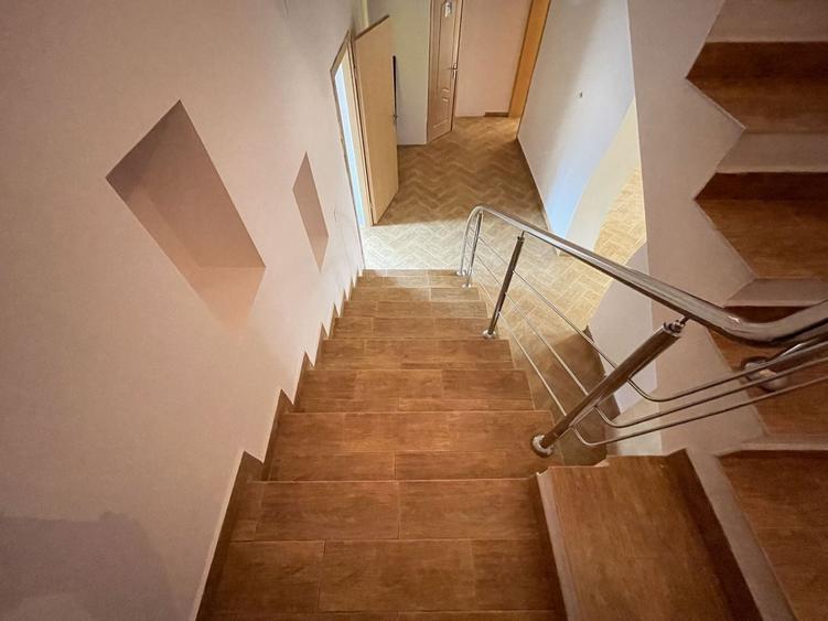 Casă individuală cu 6 camere cu Canalizare în Mehala
