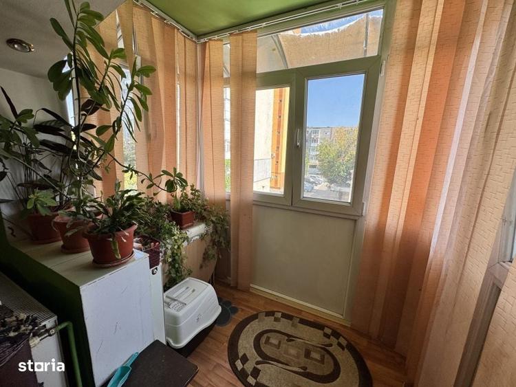 Apartament cu 3 camere semidecomandat în Craiovița Nouă