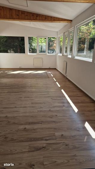 Casă cu 10 camere cu Teren 402 Mp în Tei