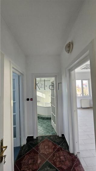 Casă individuală cu 10 camere cu Canalizare în Zorilor