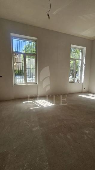 Apartament cu 4 camere semidecomandat în Central
