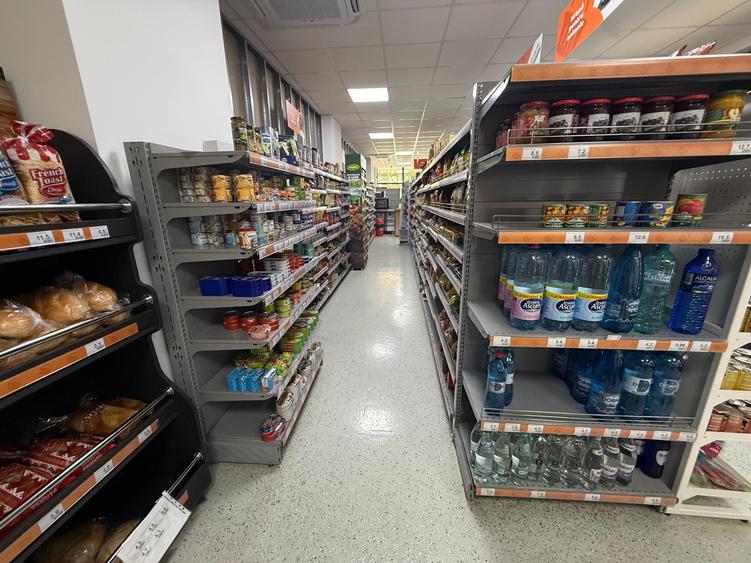 Spațiu comercial, de 204.30000305176 mp, în Far