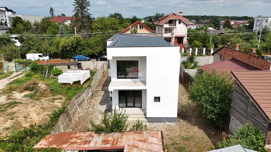 Casă individuală cu 5 camere cu Teren 400 Mp în Ultracentral
