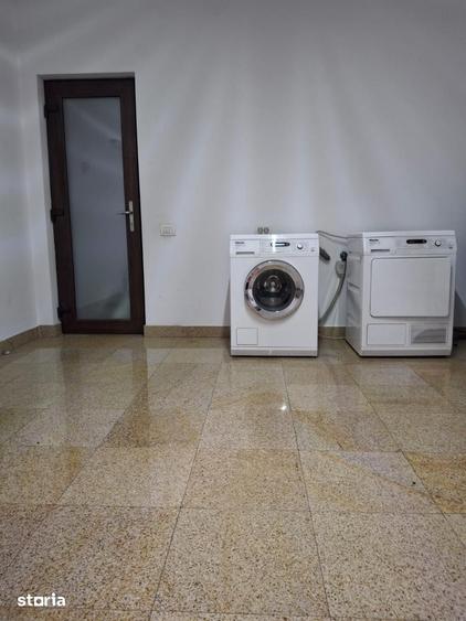 Casă cu 8 camere cu Teren 764 Mp în Tineretului
