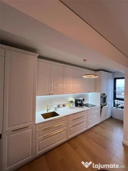 Apartament cu 3 camere decomandat în Exterior Vest