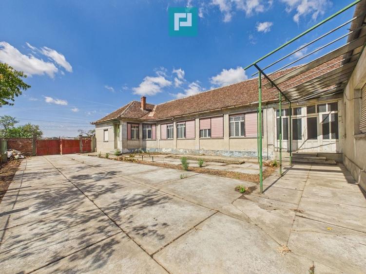 Casă individuală cu 6 camere cu Canalizare în Nord