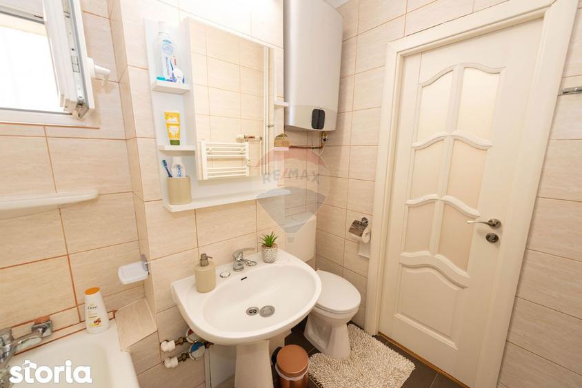 Apartament cu 3 camere, mobilat în Tei