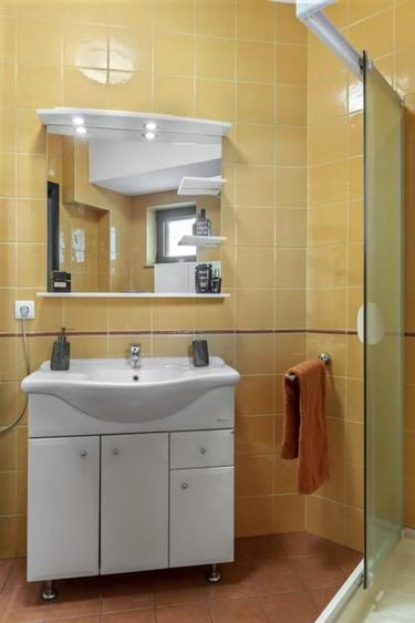 Apartament cu 3 camere semidecomandat, mobilat în Arcul de Triumf
