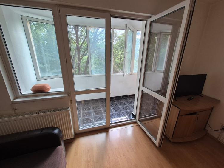 Garsonieră decomandată în Costin Georgian