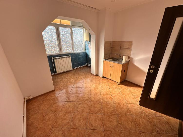 Apartament cu 3 camere decomandat în Piața Nouă