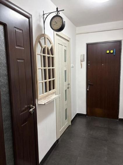 Apartament cu 3 camere semidecomandat în Berceni
