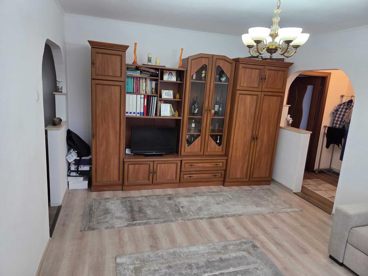 Apartament cu 2 camere semidecomandat în Solidarității