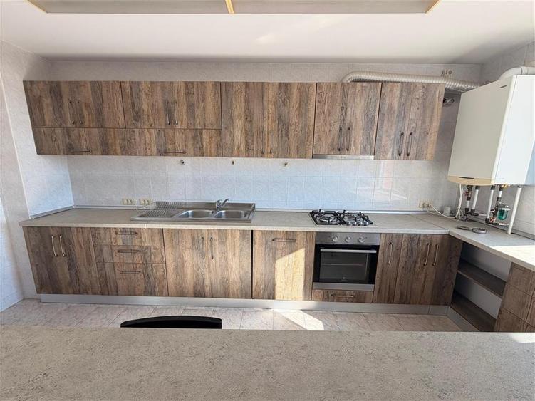Apartament cu 3 camere semidecomandat, mobilat în Colentina