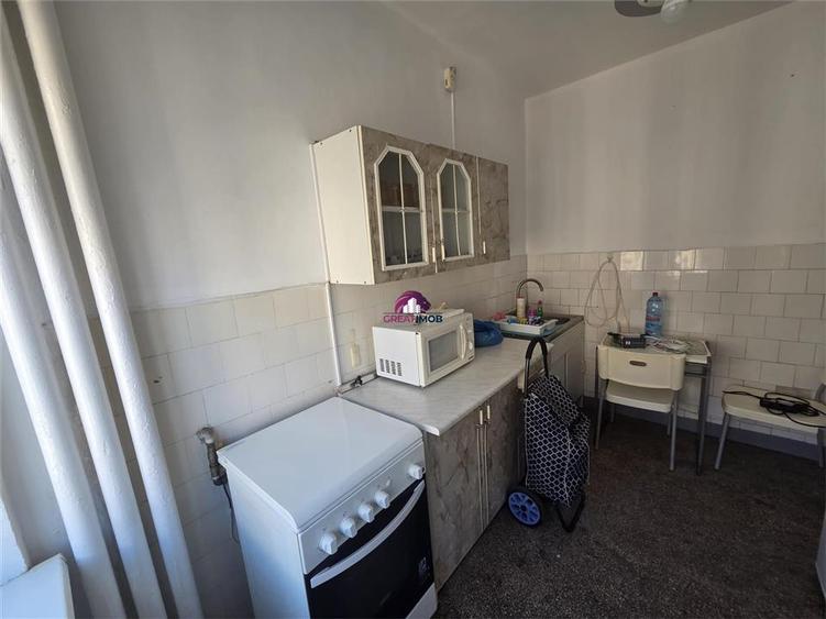 Apartament cu 2 camere semidecomandat, mobilat în Universitate