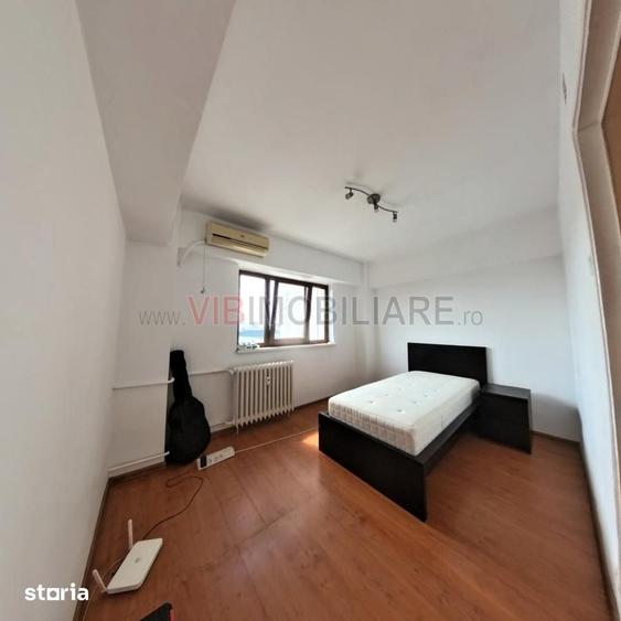 Apartament cu 4 camere decomandat în Romană