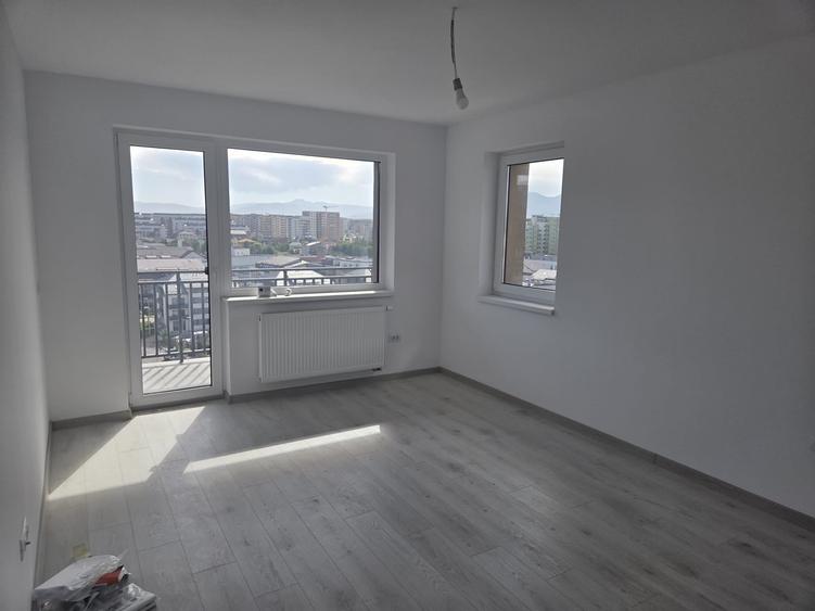 Apartament cu 3 camere decomandat în Tractorul