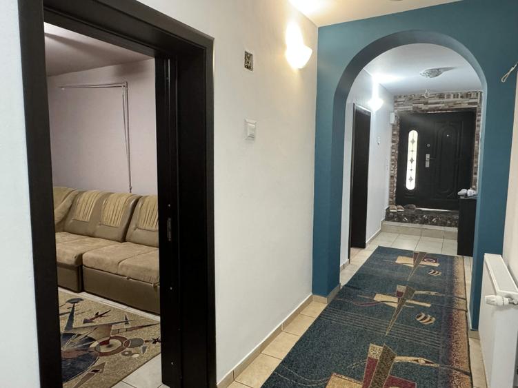Casă individuală cu 8 camere cu Teren 1000 Mp în Radomirești