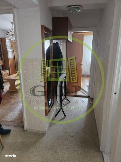 Apartament cu 3 camere semidecomandat în Cioplea