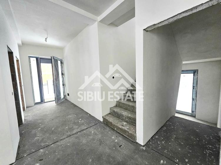 Casă individuală cu 5 camere cu Canalizare în Est