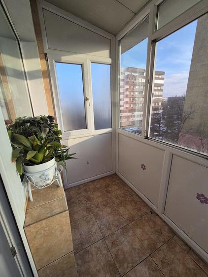 Apartament cu 3 camere semidecomandat, mobilat în Sud