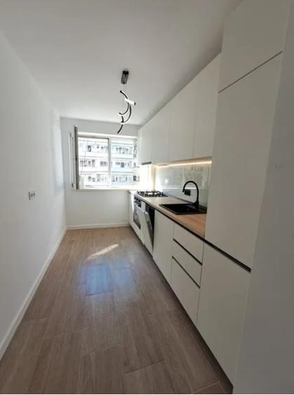 Apartament cu 3 camere semidecomandat în Obor