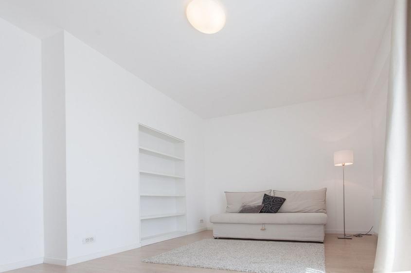 Apartament cu 3 camere decomandat, mobilat în P-ța Victoriei