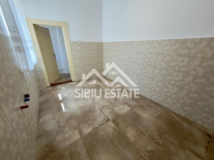 Duplex cu 12 camere cu Canalizare în Central