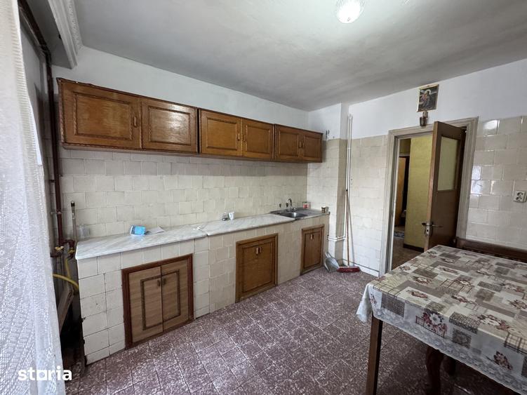 Apartament cu 5 camere decomandat în Nicolae Titulescu