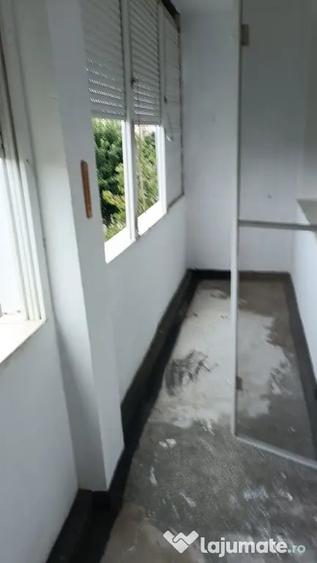 Apartament cu 3 camere semidecomandat în Micro 4