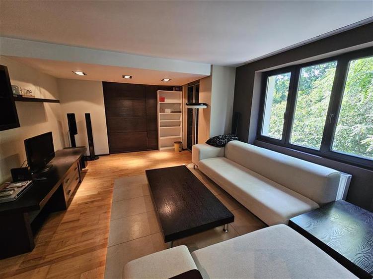Apartament cu 2 camere semidecomandat, mobilat în Central
