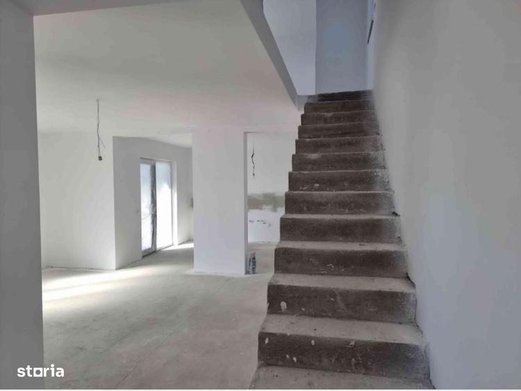 Casă cu 4 camere în Preajba