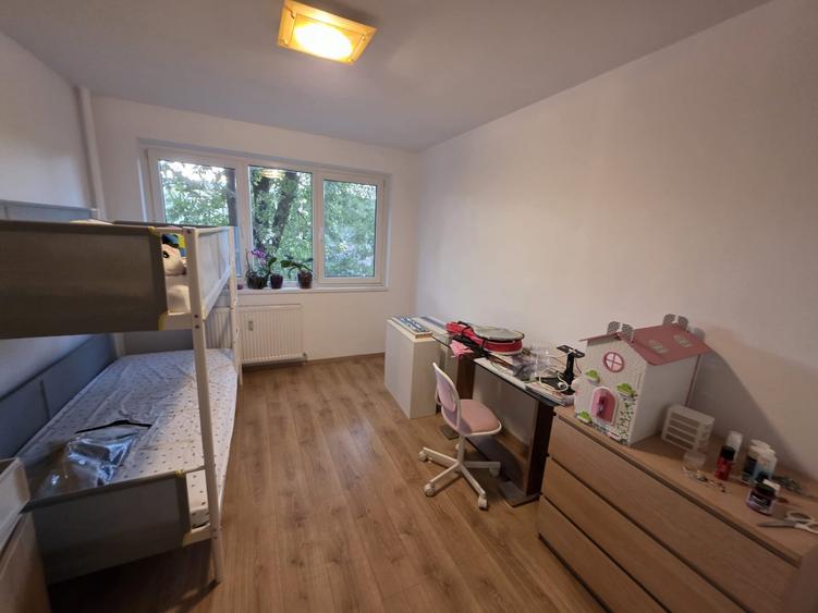 Apartament cu 3 camere decomandat, mobilat în Titan