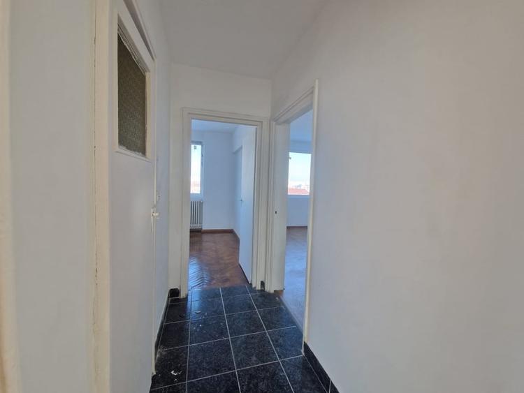 Apartament cu 3 camere semidecomandat în Bucur Obor