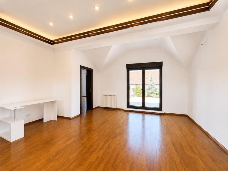 Casă individuală cu 7 camere cu Piscina în Iancu Nicolae