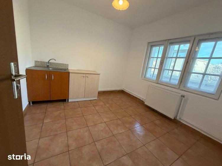 Casă cu 6 camere cu Teren 60 Mp în Vitan
