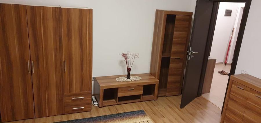 Apartament cu 2 camere decomandat, mobilat în Roșu
