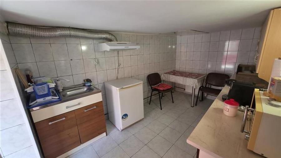 Casă individuală cu 8 camere cu Canalizare în Vest