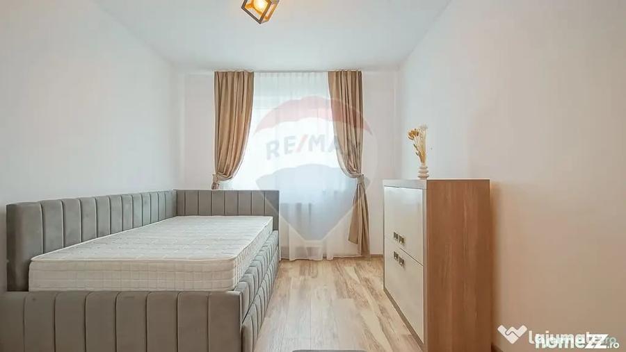 Apartament cu 3 camere decomandat în Tractorul